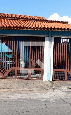 Casa à venda com 320m², 3 quartos e 3 vagas Casa à venda com 320m², 3 quartos e 3 vagasFachada
