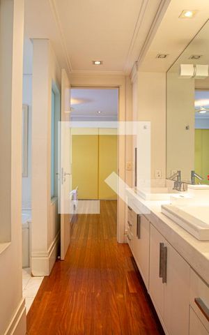 Apartamento para alugar com 300m², 4 quartos e 3 vagas Apartamento para alugar com 300m², 4 quartos e 3 vagasBanheiro das suítes 2 e 3