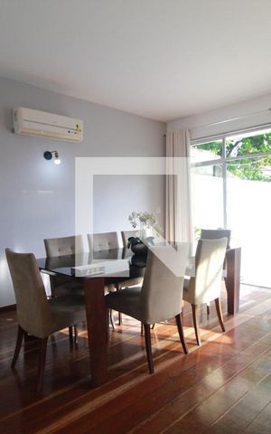 Casa de condomínio à venda com 180m², 5 quartos e NaN vagas Casa de condomínio à venda com 180m², 5 quartos e NaN vagasSala