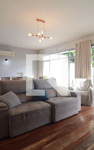 Casa de condomínio à venda com 180m², 5 quartos e NaN vagas Casa de condomínio à venda com 180m², 5 quartos e NaN vagasSala