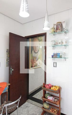 Casa à venda com 332m², 5 quartos e 3 vagasCozinha