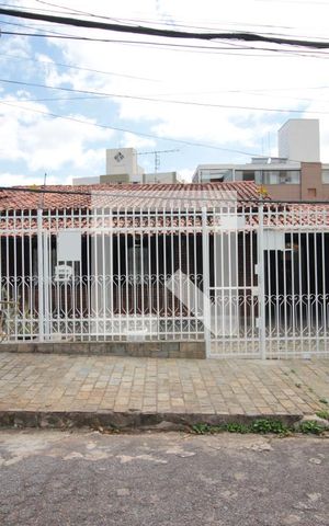 Casa à venda com 332m², 5 quartos e 3 vagasFachada