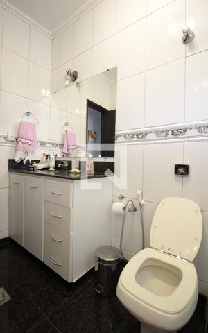 Casa à venda com 332m², 5 quartos e 3 vagasBanheiro Social
