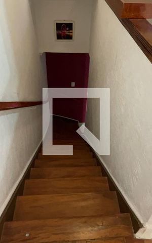 Casa à venda com 160m², 4 quartos e 2 vagas Casa à venda com 160m², 4 quartos e 2 vagasEscada