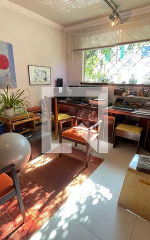 Casa à venda com 160m², 4 quartos e 2 vagas Casa à venda com 160m², 4 quartos e 2 vagasEscritório