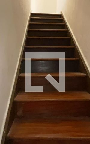 Casa à venda com 160m², 4 quartos e 2 vagas Casa à venda com 160m², 4 quartos e 2 vagasEscada