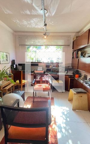 Casa à venda com 160m², 4 quartos e 2 vagas Casa à venda com 160m², 4 quartos e 2 vagasEscritório