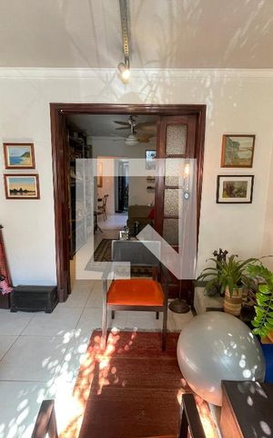 Casa à venda com 160m², 4 quartos e 2 vagas Casa à venda com 160m², 4 quartos e 2 vagasEscritório