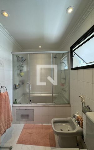 Apartamento à venda com 200m², 4 quartos e 3 vagas Apartamento à venda com 200m², 4 quartos e 3 vagasBanheiro da Suíte 1