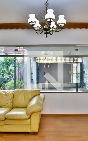 Casa à venda com 293m², 4 quartos e 2 vagas Casa à venda com 293m², 4 quartos e 2 vagasSala