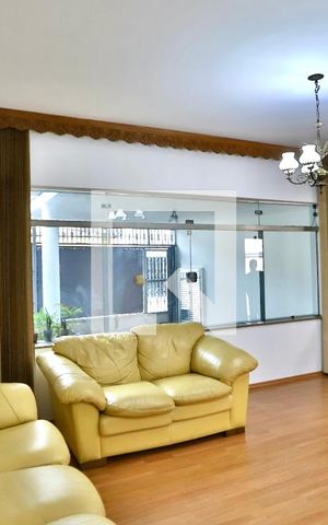 Casa à venda com 293m², 4 quartos e 2 vagas Casa à venda com 293m², 4 quartos e 2 vagasSala