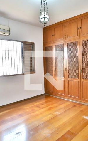 Casa à venda com 293m², 4 quartos e 2 vagas Casa à venda com 293m², 4 quartos e 2 vagasQuarto 1