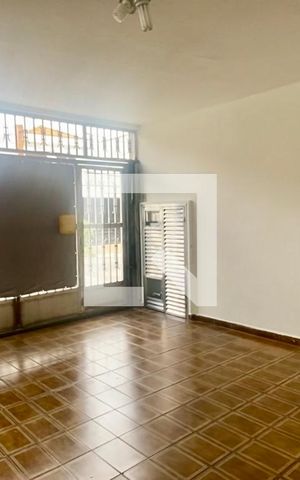 Casa à venda com 293m², 4 quartos e 2 vagas Casa à venda com 293m², 4 quartos e 2 vagasÁrea comum