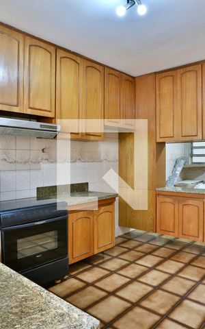 Casa à venda com 293m², 4 quartos e 2 vagas Casa à venda com 293m², 4 quartos e 2 vagasCozinha