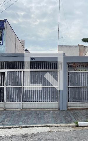 Casa à venda com 293m², 4 quartos e 2 vagas Casa à venda com 293m², 4 quartos e 2 vagasFachada