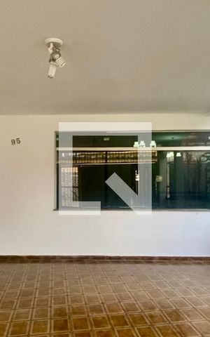 Casa à venda com 293m², 4 quartos e 2 vagas Casa à venda com 293m², 4 quartos e 2 vagasÁrea comum