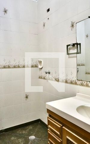 Casa à venda com 293m², 4 quartos e 2 vagas Casa à venda com 293m², 4 quartos e 2 vagasBanheiro 2