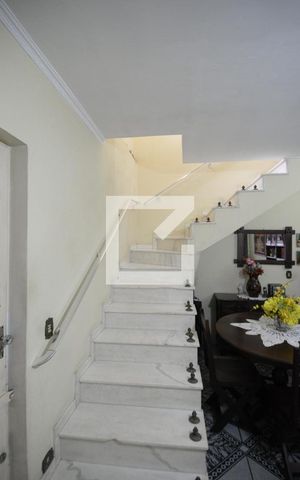 Casa à venda com 160m², 5 quartos e 2 vagasEscada