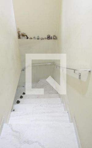 Casa à venda com 160m², 5 quartos e 2 vagasEscada