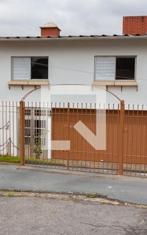 Casa à venda com 228m², 4 quartos e 5 vagas Casa à venda com 228m², 4 quartos e 5 vagasFachada