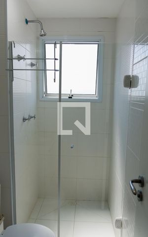 Apartamento para alugar com 55m², 2 quartos e 2 vagas Apartamento para alugar com 55m², 2 quartos e 2 vagasBanheiro