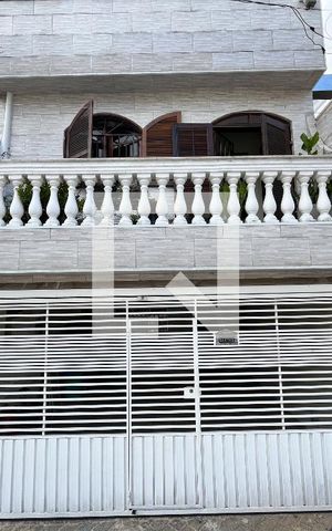 Casa à venda com 200m², 3 quartos e 1 vaga Casa à venda com 200m², 3 quartos e 1 vagaFachada
