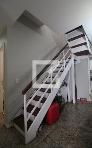 Apartamento à venda com 190m², 3 quartos e 2 vagas Apartamento à venda com 190m², 3 quartos e 2 vagasEscada
