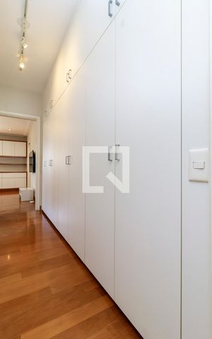 Apartamento à venda com 236m², 3 quartos e 3 vagas Apartamento à venda com 236m², 3 quartos e 3 vagasRoupeiros