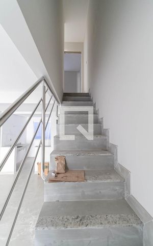 Casa à venda com 70m², 2 quartos e 1 vaga Casa à venda com 70m², 2 quartos e 1 vagaEscada