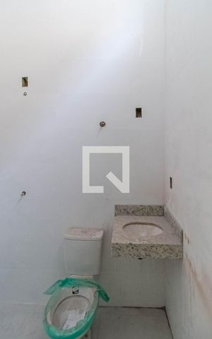 Casa à venda com 70m², 2 quartos e 1 vaga Casa à venda com 70m², 2 quartos e 1 vagaBanheiro social