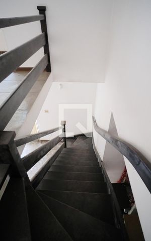 Casa para alugar com 340m², 4 quartos e 3 vagasEscada