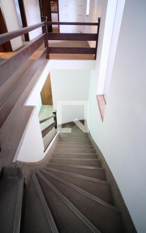 Casa para alugar com 340m², 4 quartos e 3 vagasEscada