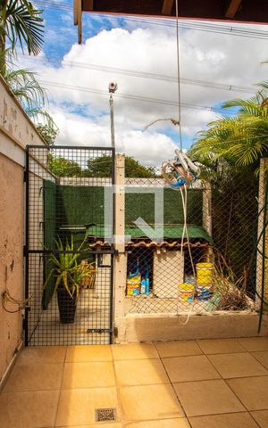 Casa de condomínio à venda com 422m², 4 quartos e 4 vagas Casa de condomínio à venda com 422m², 4 quartos e 4 vagasÁREA EXTERNA CANIL