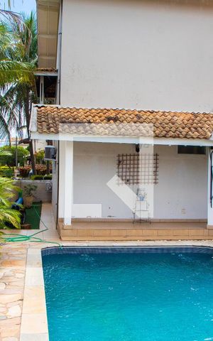 Casa de condomínio à venda com 422m², 4 quartos e 4 vagas Casa de condomínio à venda com 422m², 4 quartos e 4 vagasÁREA EXTERNA
