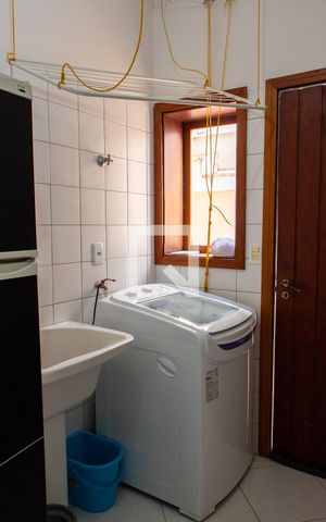 Casa de condomínio à venda com 422m², 4 quartos e 4 vagas Casa de condomínio à venda com 422m², 4 quartos e 4 vagasÁREA DE SERVIÇO