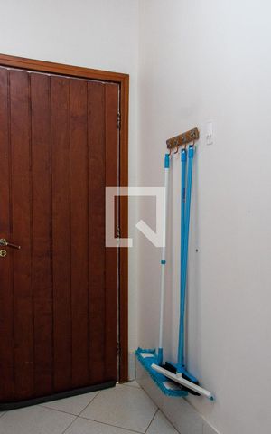 Casa de condomínio à venda com 422m², 4 quartos e 4 vagas Casa de condomínio à venda com 422m², 4 quartos e 4 vagasÁREA DE SERVIÇO