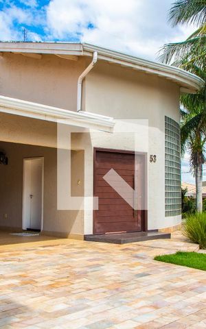 Casa de condomínio à venda com 422m², 4 quartos e 4 vagas Casa de condomínio à venda com 422m², 4 quartos e 4 vagasFACHADA
