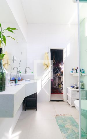 Casa à venda com 300m², 4 quartos e 3 vagas Casa à venda com 300m², 4 quartos e 3 vagasSuíte 2 - Banheiro