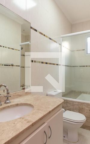 Casa à venda com 300m², 4 quartos e 4 vagasBanheiro da Suíte Principal