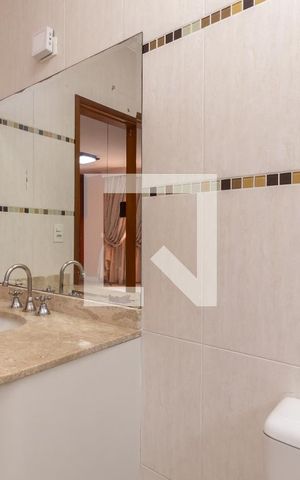 Casa à venda com 300m², 4 quartos e 4 vagasBanheiro da Suíte Principal