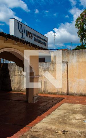 Casa à venda com 561m², 5 quartos e 5 vagas Casa à venda com 561m², 5 quartos e 5 vagasÁREA EXTERNA - FRENTE