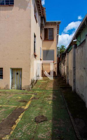 Casa à venda com 561m², 5 quartos e 5 vagas Casa à venda com 561m², 5 quartos e 5 vagasÁREA EXTERNA - LATERAL
