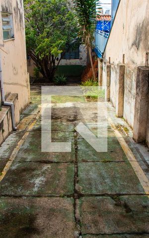 Casa à venda com 561m², 5 quartos e 5 vagas Casa à venda com 561m², 5 quartos e 5 vagasÁREA EXTERNA LATERAL