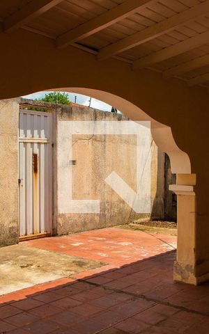 Casa à venda com 561m², 5 quartos e 5 vagas Casa à venda com 561m², 5 quartos e 5 vagasÁREA EXTERNA - FRENTE