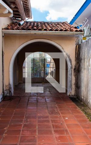 Casa à venda com 561m², 5 quartos e 5 vagas Casa à venda com 561m², 5 quartos e 5 vagasÁREA EXTERNA - LATERAL FRENTE