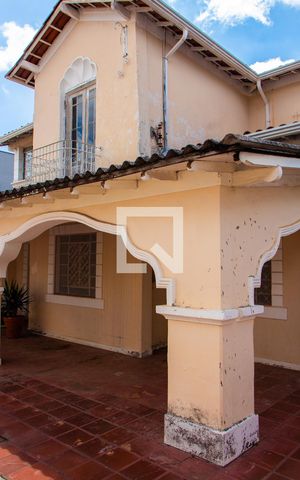 Casa à venda com 561m², 5 quartos e 5 vagas Casa à venda com 561m², 5 quartos e 5 vagasÁREA EXTERNA - FRENTE