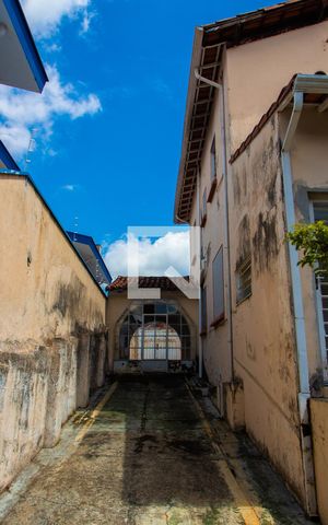 Casa à venda com 561m², 5 quartos e 5 vagas Casa à venda com 561m², 5 quartos e 5 vagasÁREA EXTERNA - LATERAL