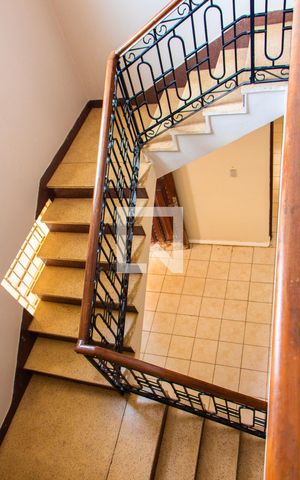 Casa à venda com 561m², 5 quartos e 5 vagas Casa à venda com 561m², 5 quartos e 5 vagasESCADAS ACESSOS