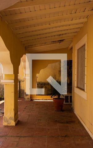 Casa à venda com 561m², 5 quartos e 5 vagas Casa à venda com 561m², 5 quartos e 5 vagasÁREA EXTERNA - FRENTE