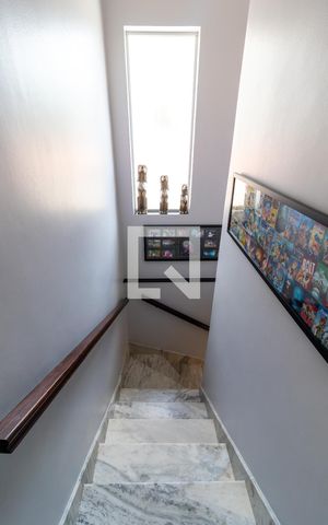 Casa à venda com 180m², 3 quartos e 2 vagasEscada